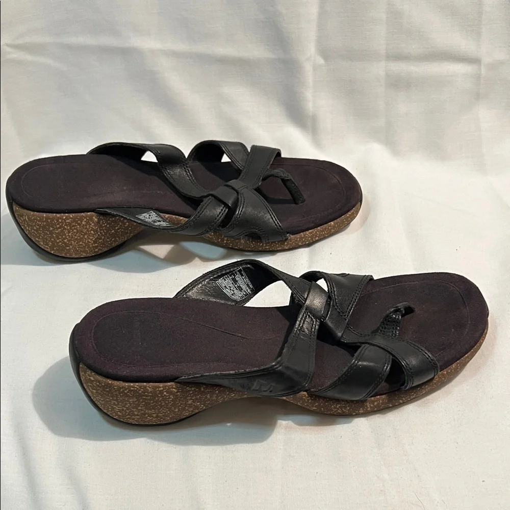 Merrell Women's Black Cross-Strap Sandals